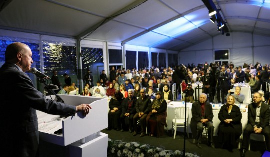 Cumhurbaşkanı Erdoğan İstanbul'da depremzedelerle iftar yaptı: Bir yılda 650 bin konut inşa edeceğiz